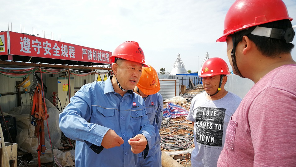 2018年5月2日，股份公司副總裁黃鐵民對(duì)科技公司項(xiàng)目現(xiàn)場(chǎng)進(jìn)行安全檢查.jpg